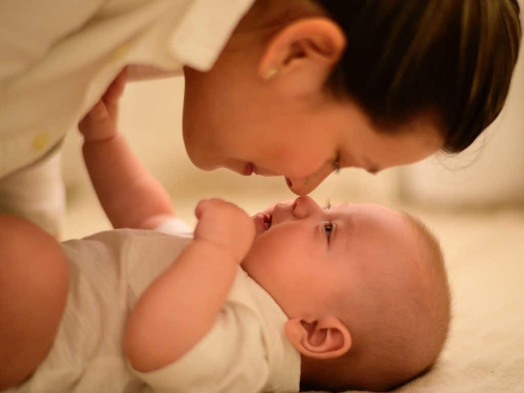 Entre los beneficios de la lactancia materna está el mejorar el apego entre el recién nacido y la madre.