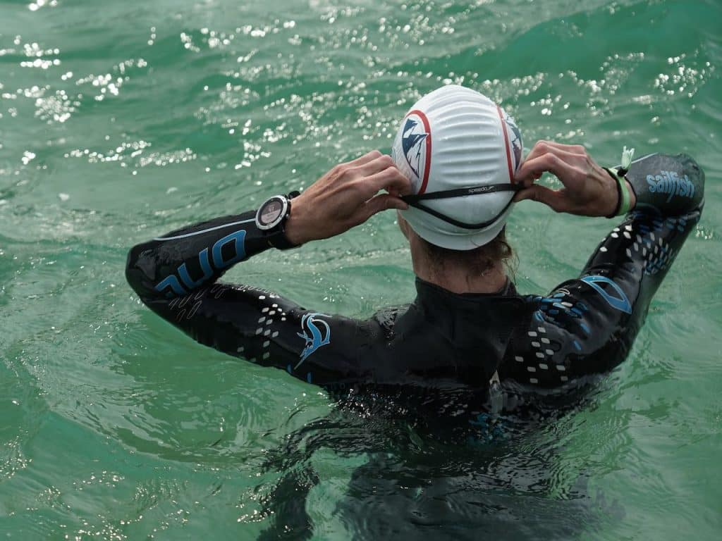 Nadador entrenando después de comer según lo recomendado en alimentación en deportes de resistencia como la natación 