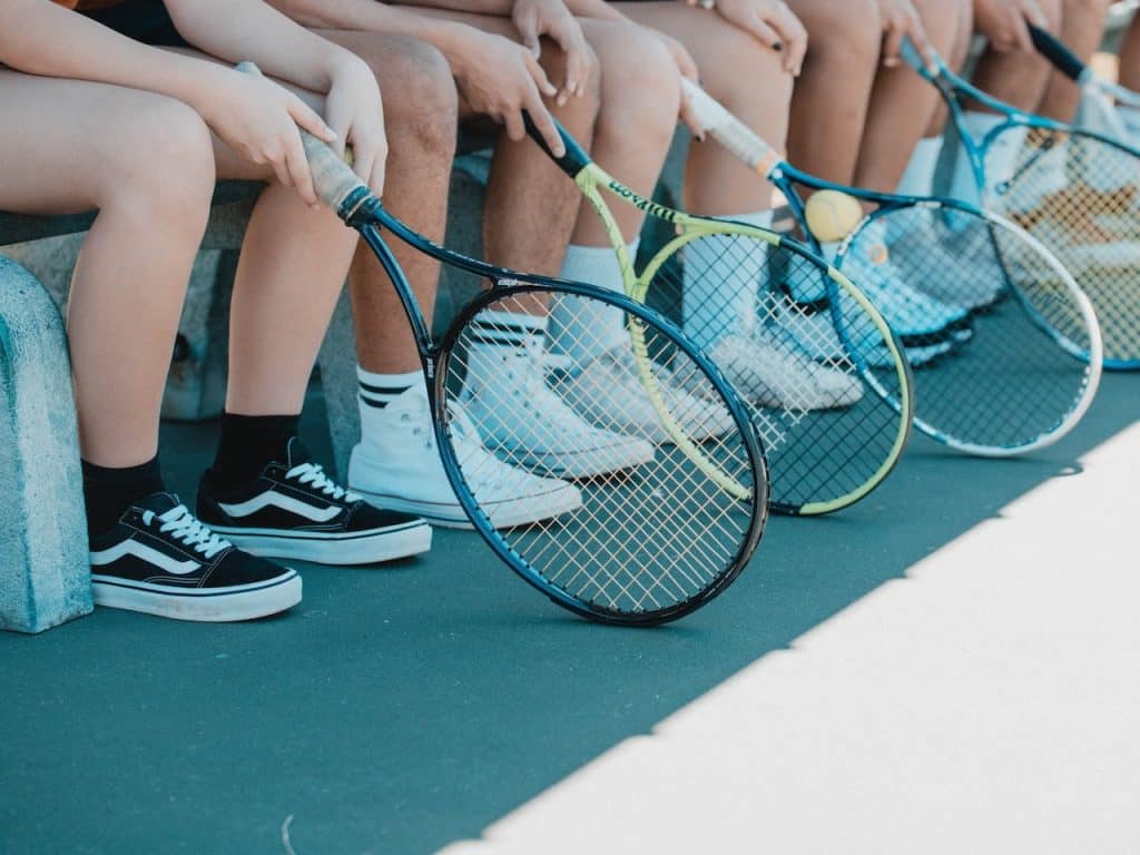 Tenistas con sus raquetas para ilustrar la toma de vitaminas para deportistas.