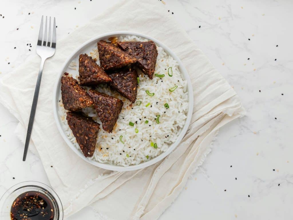 Plato de tempeh con arroz