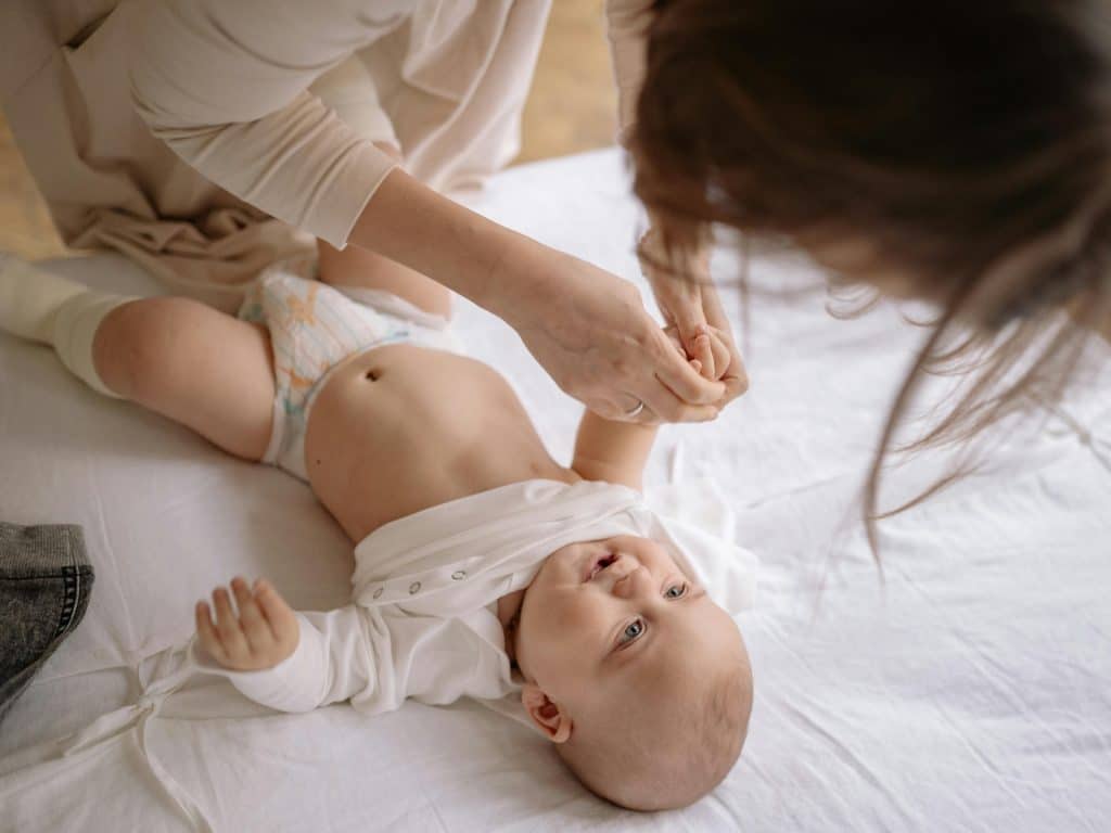 El masaje abdominal alivia el estreñimiento del bebé