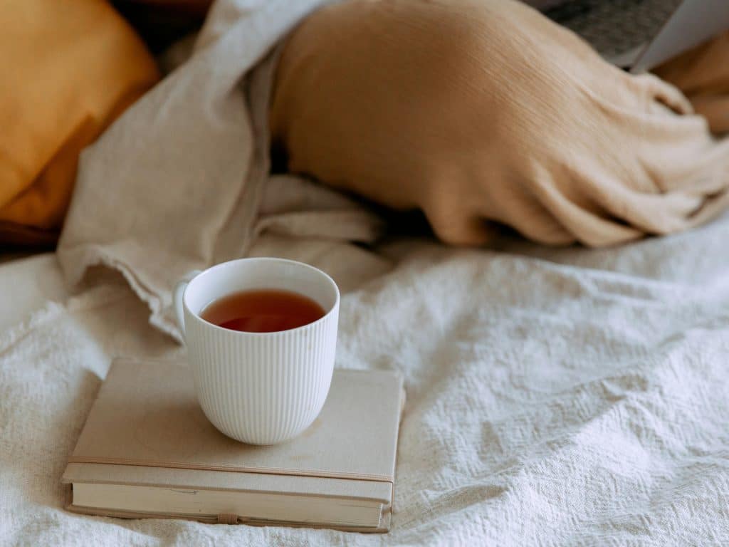 Taza de té con teína o cafeína