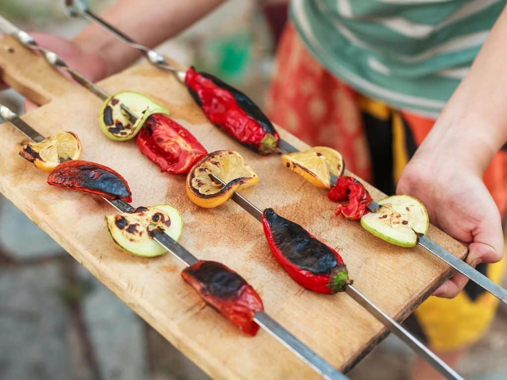 Pinchos de pimiento y calabacín para una barbacoa vegetariana