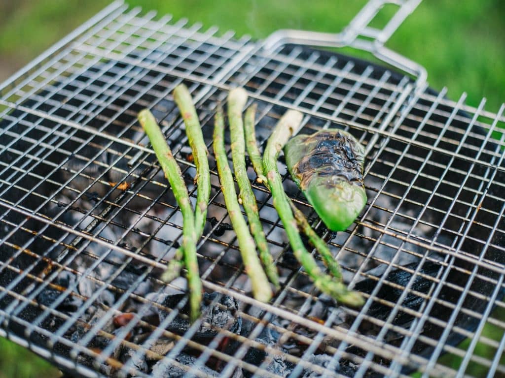 Espárragos a la parrilla en una barbacoa vegetariana