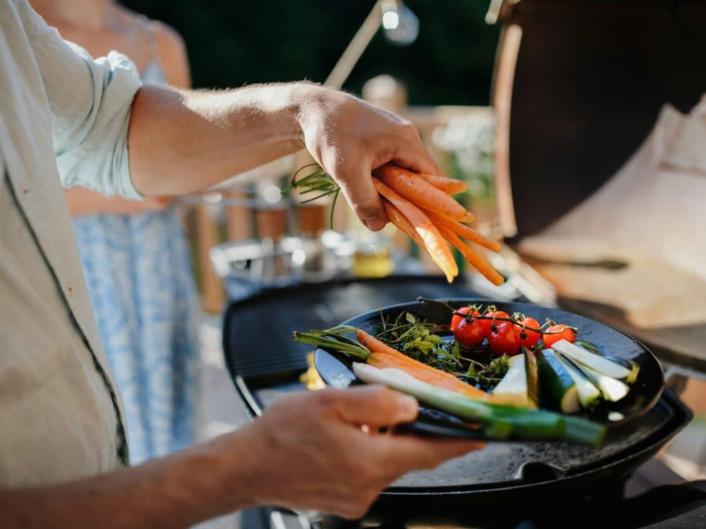 Hombre prepara una  barbacoa vegetariana