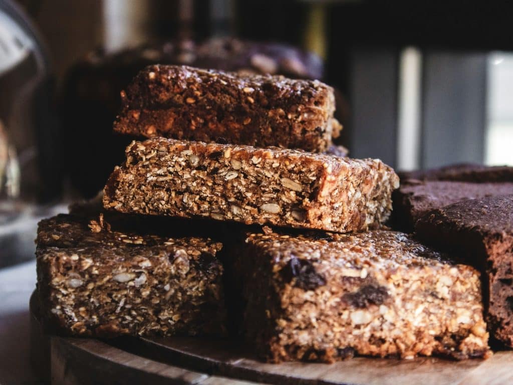 Pastel de avena y pasas para un desayuno vegano