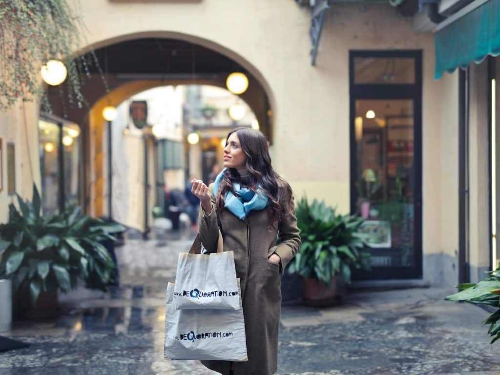 Mujer joven de compras tras una dieta para adelgazar