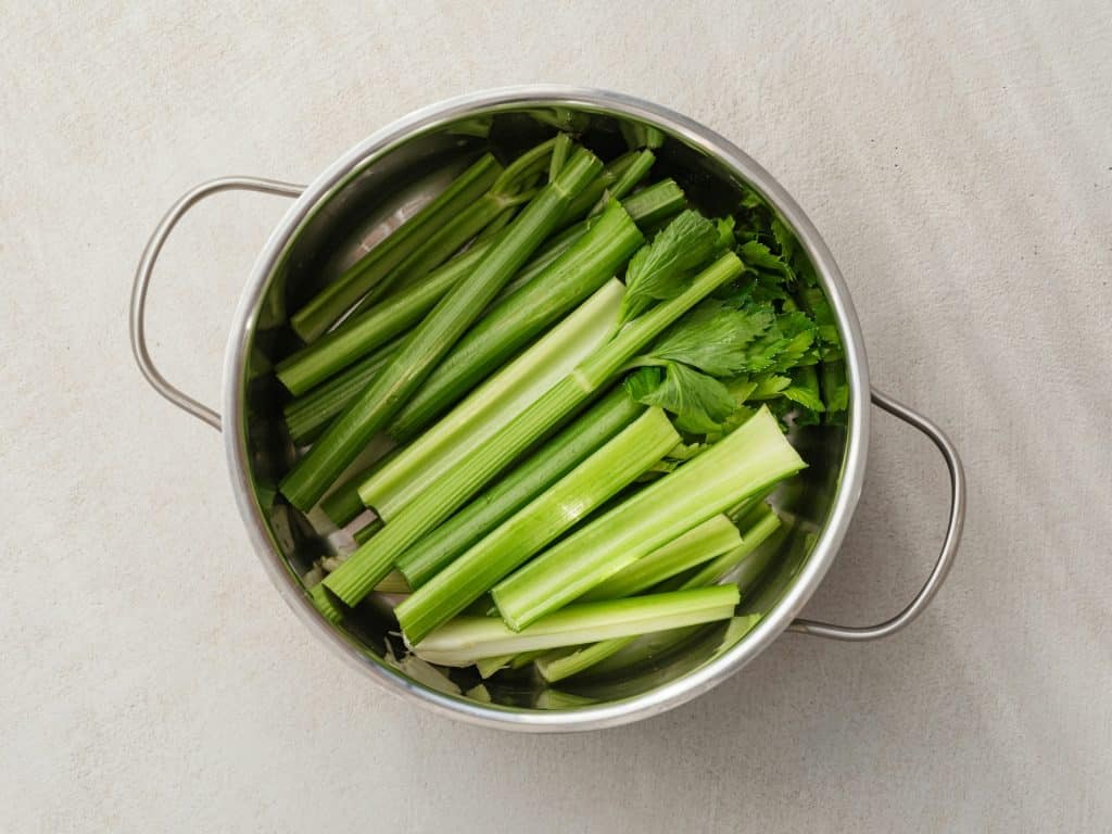 Olla con verduras listas para elcaldar