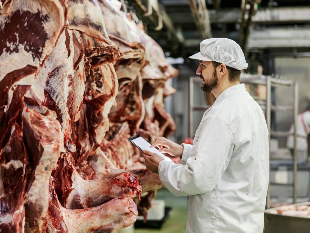 Operario en un matadero seleccionando las distintas partes de la ternera