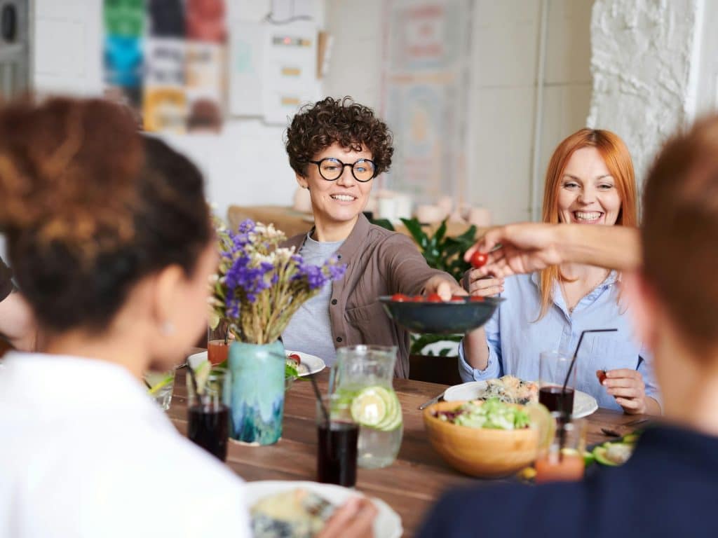 Mujeres toman alimentos antiinflamatorios o dieta antiinflamatoria en la menopausia