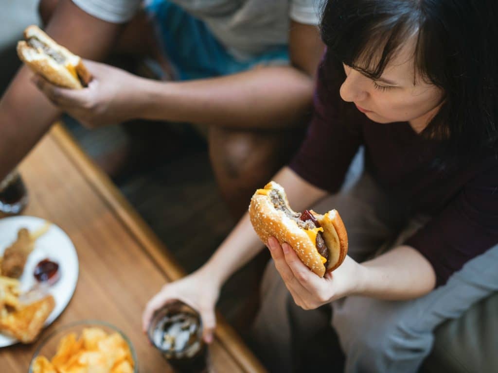 Mujer come hamburguesa