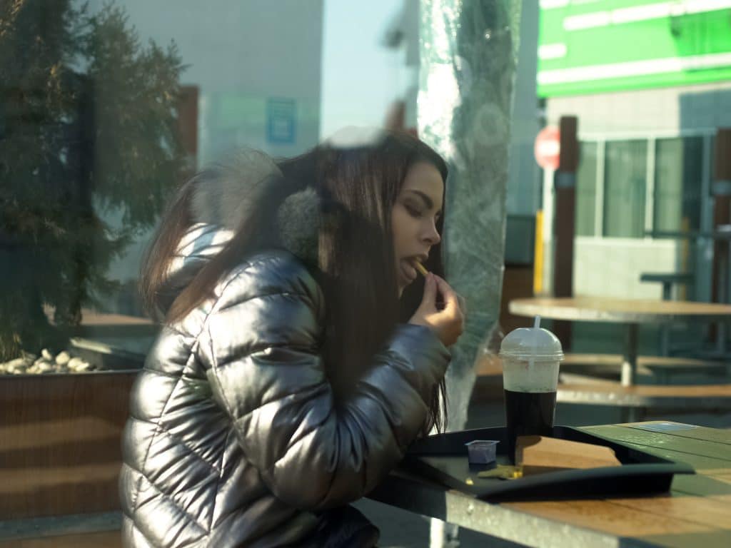 Chica comiendo porque tiene hambre constante