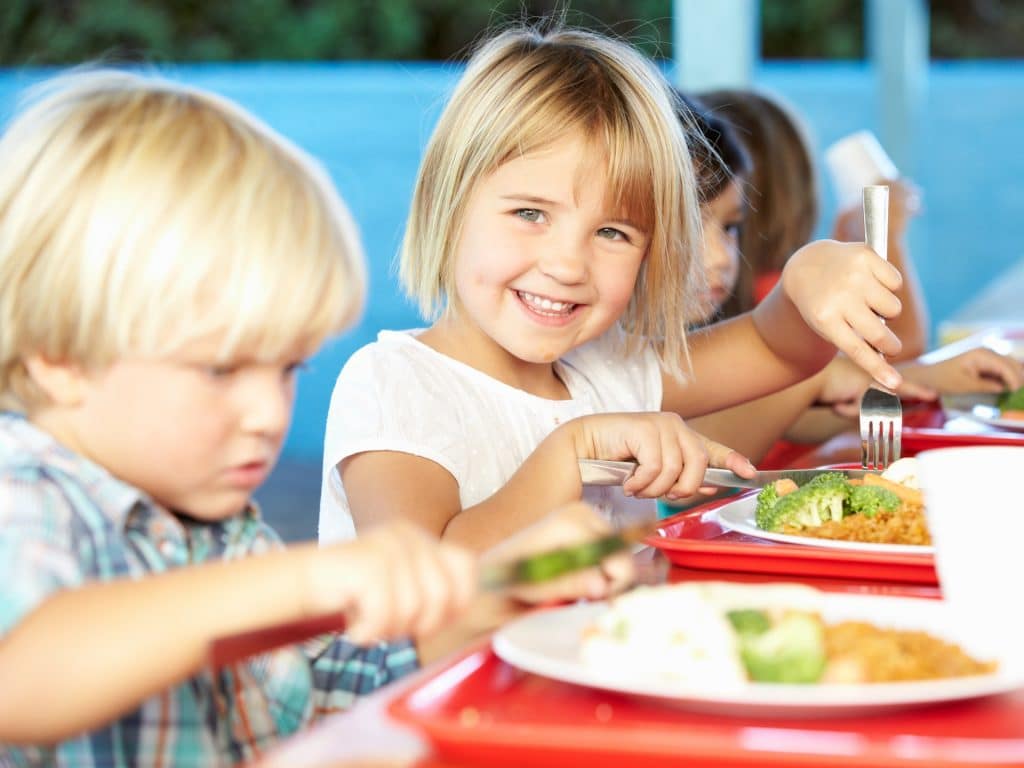 Niños en un comerdor escolar