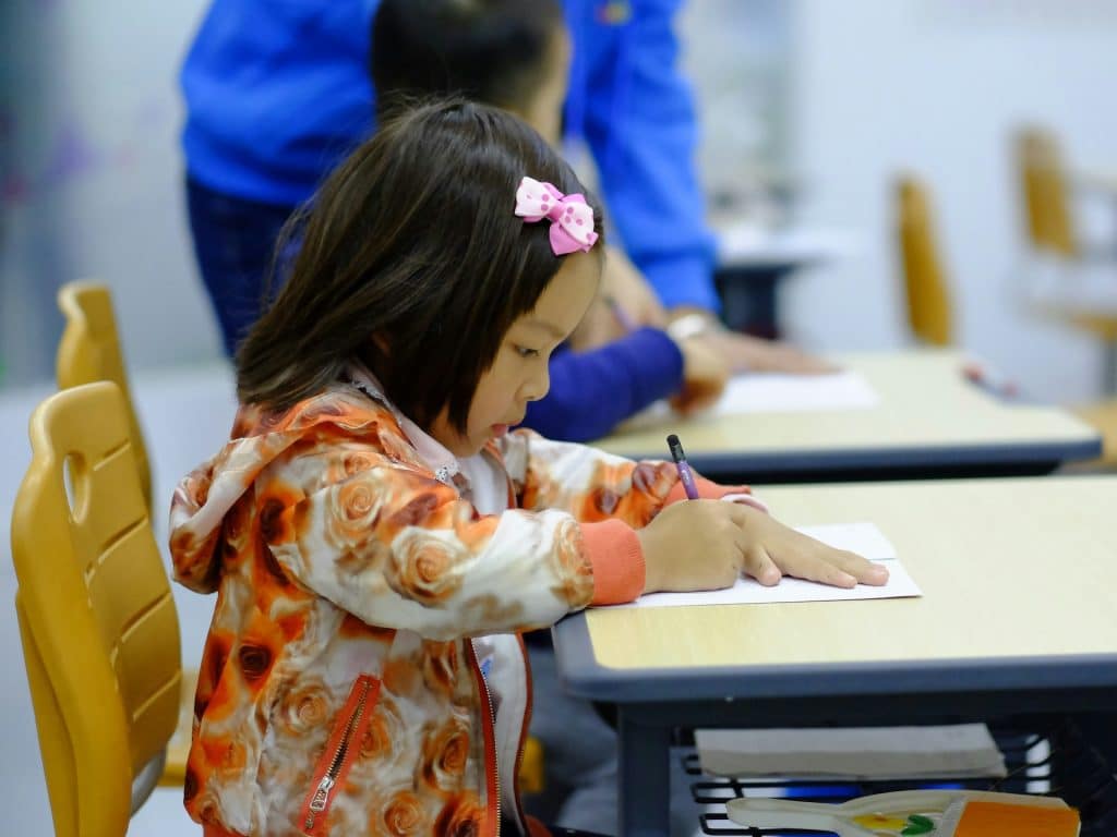 Niña en el colegio