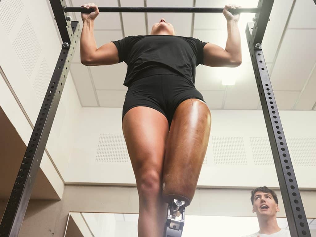 Mujer con una prótesis en la pierna se aplica a practicar deporte