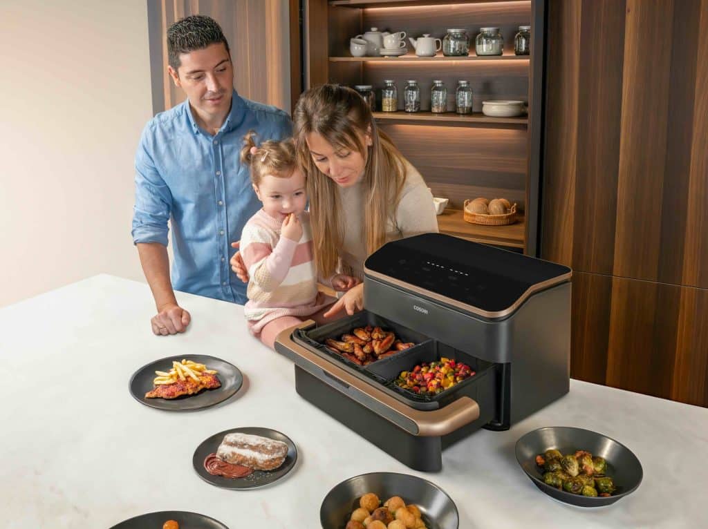 Una familia mira distintos platos realizados con una freidora de aire