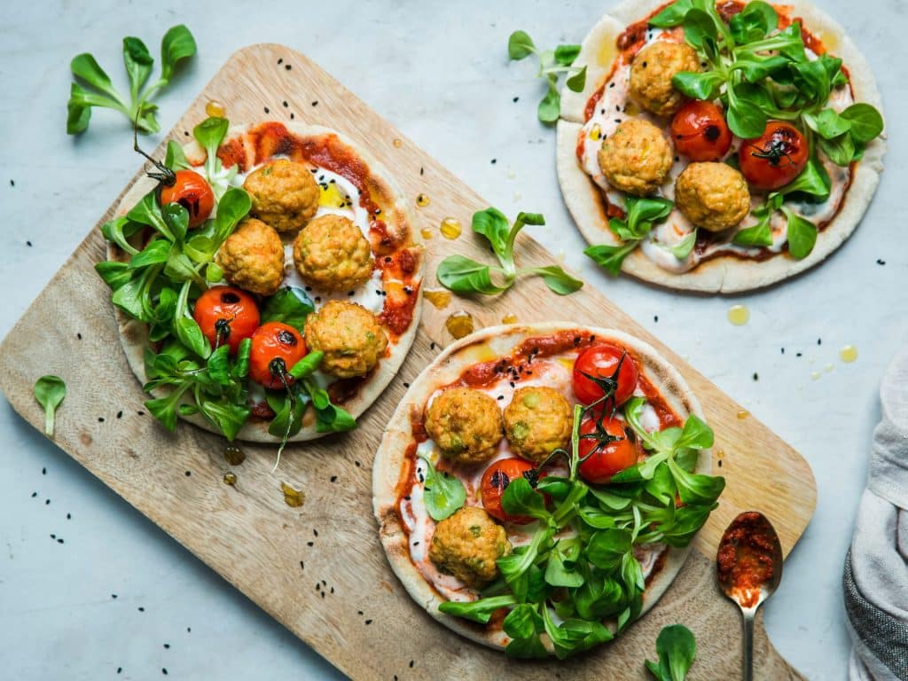 Platos de falafel con canónigos