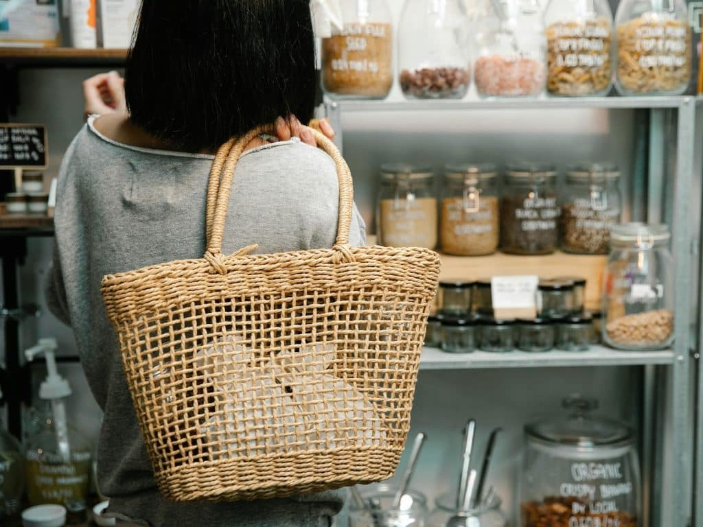 Mujer compra especias para cocinar