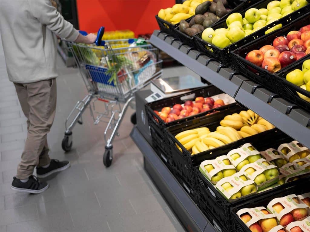 Frutas y verduras en supermercado